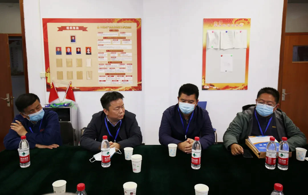 大赛组委会成员和裁判们沟通比赛事宜 大赛组委会成员和裁判们沟通比赛事宜